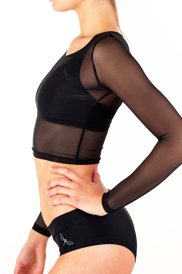 Crop top de sport en mesh Pavi porté par une modèle, mettant en valeur son design léger et élégant.