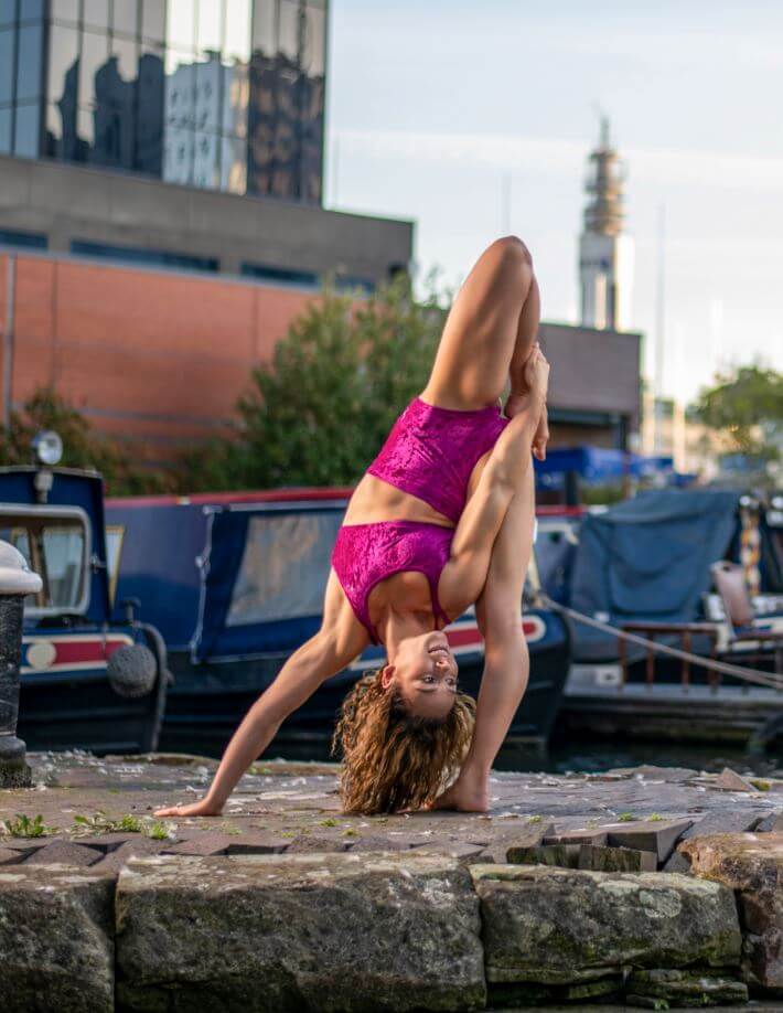 Velvet pole shorts Betty | Short pole dance velours à taille haute | Color: emerald velvet | Pole Shorts | Dragonfly Pole Dance Clothing and Bikram Hot Yoga Wear